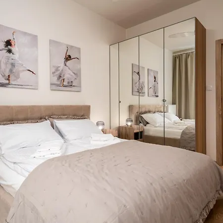 Nova Krolikarnia - Mokotow, Sun & Snow *